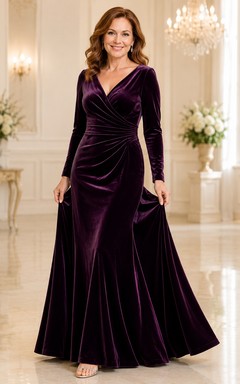 Pflaumenfarbenes Samtkleid in A-Linie mit langen Ärmeln und V-Ausschnitt
