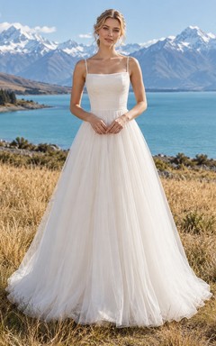 Schlichtes Brautkleid aus Tüll in A-Linie mit eckigem Ausschnitt und breiten Trägern