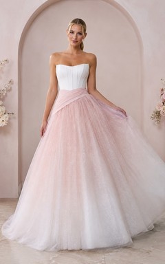 Schlichtes, bodenlanges, trägerloses Brautkleid aus Satin und Tüll in zartem Rosa