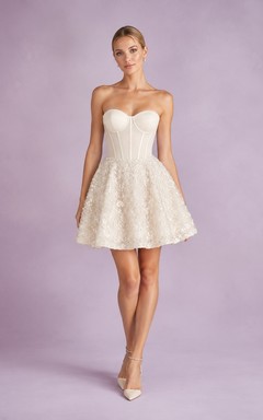 Robe de cocktail courte ivoire sans bretelles, corset, ornée de fleurs et de perles, coupe trapèze, élégante et raffinée, idéale pour un bal de fin d'année.