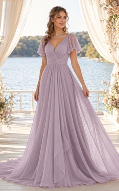 Robe de mariée lavande en mousseline de soie, col en V, manches papillon, coupe trapèze et traîne, style trapèze.