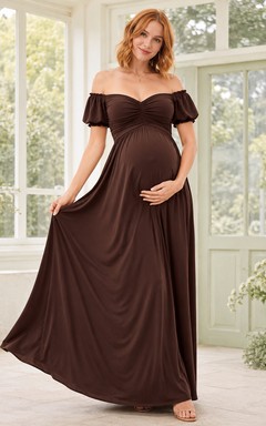 Robe de maternité chocolatée à épaules dénudées, manches bouffantes, coupe trapèze, longueur au sol, en jersey.