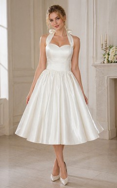 Vestido de novia de satén de largo midi con escote halter, lazo y espalda con cordones.