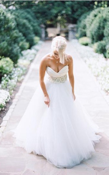Elegant Sweetheart Sleeveless Tulle Wedding Dress With Appliques