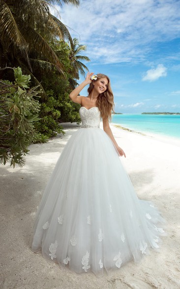 A-Line Floor-Length Sweetheart Sleeveless Lace-Up Tulle Dress With Appliques And Sash