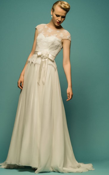 Floor-Length Scoop-Neck Short-Sleeve Appliqued Tulle Wedding Dress With Bow