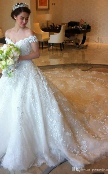 Elegant Off-shoulder Tulle Wedding Dress Ball Gown With Lace Appliques