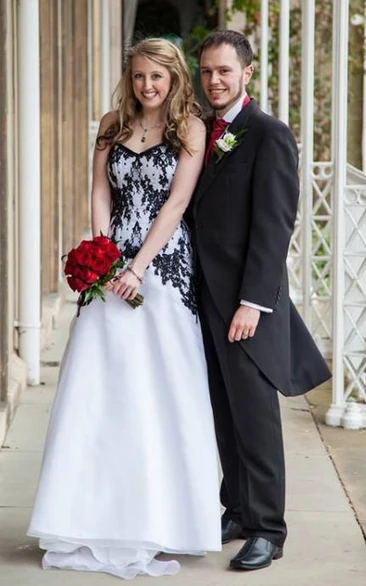 Victorian Gothic Vintage Black Lace and White Organza Garden Wedding Dress Styles