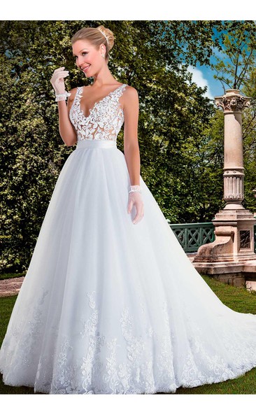 Delicate V-neck Tulle Lace Wedding Dress Appliques Sweep Train