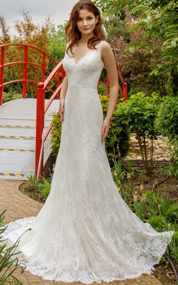 Romantic Sheath V-neck Court Train Sleeveless Lace Wedding Dress with Appliques
