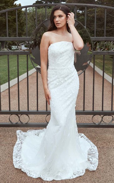 Exquisite Mermaid Strapless Lace Floor-length Wedding Dress