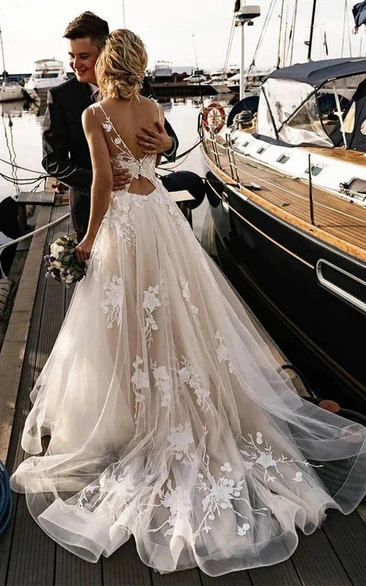 Scoop-neck Sleeveless A-line Tulle Lace Applique Illusion Beach Wedding Dress with Low-v Back