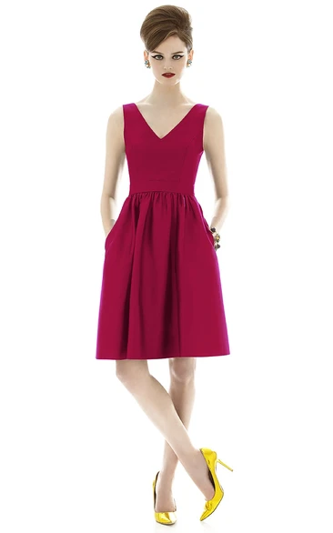 A-Line Knee-Length Ruched Satin Dress with V-Neck and Pockets