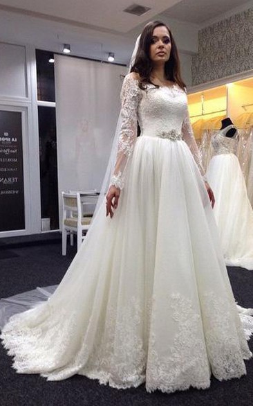 Elegant Bateau Long Sleeve Tulle Wedding Dress With Lace