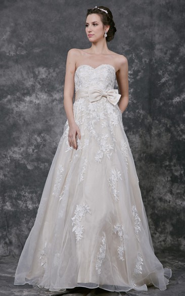 Sweetheart A-line Organza Gown With Bow and Lace Appliques