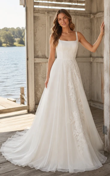 Vestido de novia de tul de corte A con tirantes de escote cuadrado y falda de encaje.