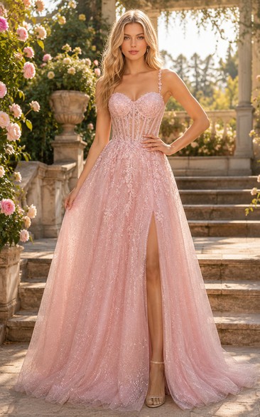 Zartrosa Glitzer-Tüll-Abendkleid in A-Linie mit herzförmigem Oberteil und Schlitz vorne.