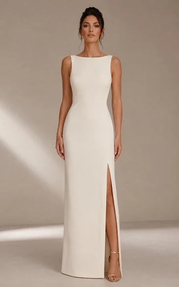 Robe de soirée en crêpe ivoire, décolleté bateau et fente latérale