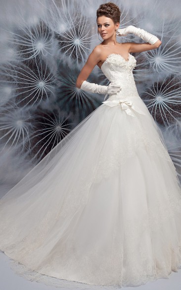 Ball-Gown Sweetheart Sleeveless Floor-Length Appliqued Tulle Wedding Dress With Lace-Up Back And Bow