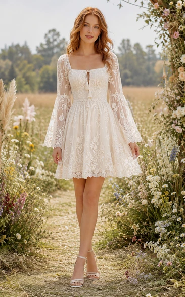 Vestido de novia corto de encaje con escote cuadrado y mangas largas acampanadas.