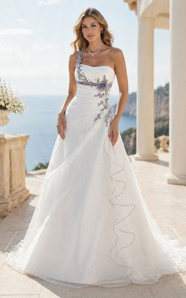 Robe de mariée longue sans manches en satin à une épaule, coupe trapèze, ornée d'appliqués floraux et drapée sur le côté.