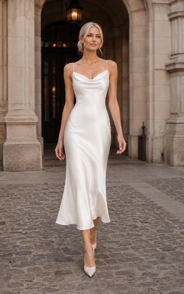 Robe de mariée nuisette en satin à col bénitier et dos nu, longueur cheville.