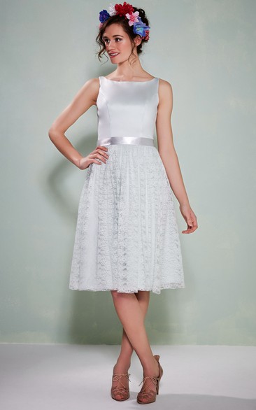 Knee-Length Sleeveless Scoop Neck Ribboned Satin Bridesmaid Dress With Lace