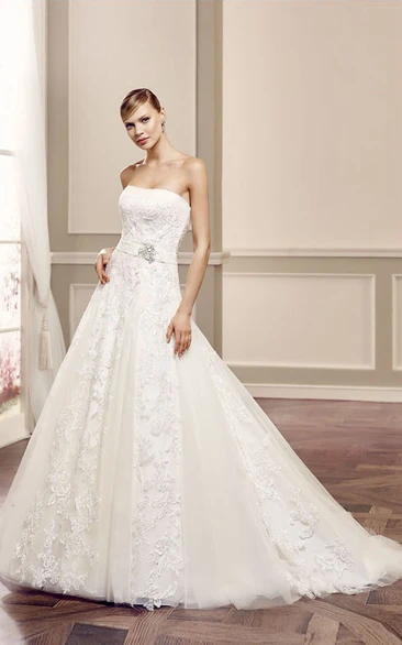 Ball-Gown Strapless Sleeveless Long Appliqued Lace Wedding Dress With Corset Back And Broach