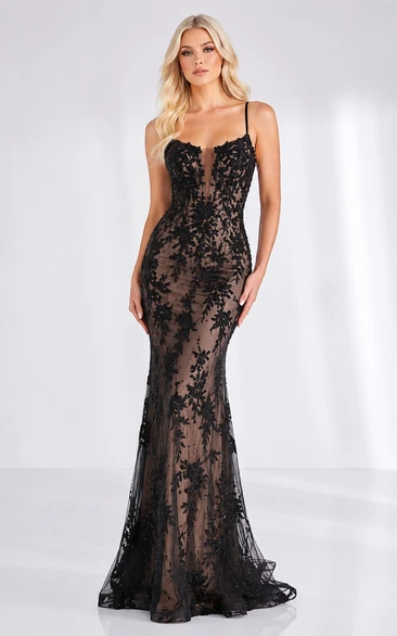 Vestido de noche de sirena negro nude con tirantes finos de encaje, corpiño transparente y espalda baja.