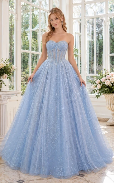 Vestido de gala azul cielo con tul brillante y corpiño palabra de honor con escote corazón.