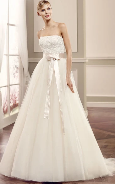 A-Line Strapless Tulle Wedding Dress