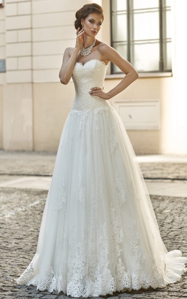 A-Line Appliqued Floor-Length Sleeveless Sweetheart Lace Wedding Dress With Pleats