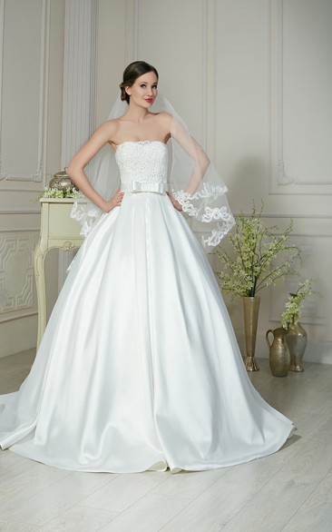 A-Line Long Strapless Sleeveless Lace-Up Satin First Communion Dress With Bow And Appliques