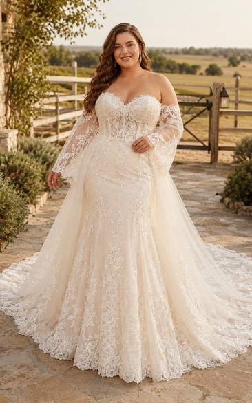 Robe de mariée grande taille ivoire en dentelle, coupe trapèze, épaules dénudées et longue traîne