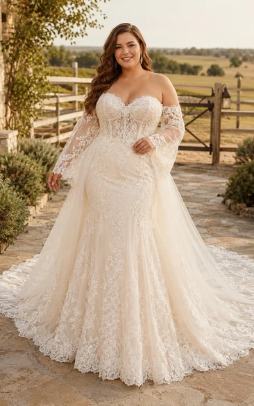 Elfenbeinfarbenes Brautkleid in Übergröße mit schulterfreiem Ausschnitt, A-Linien-Schnitt, langer Schleppe und Spitze.