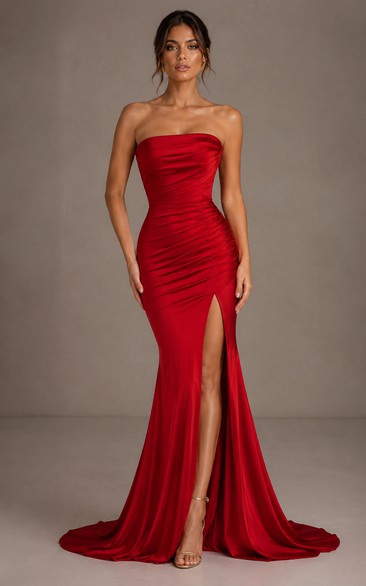 Robe de soirée sirène en satin rouge avec corsage drapé et fente sur la cuisse