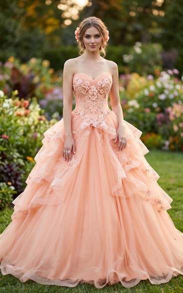 Vestido de gala color melocotón sin tirantes bordado