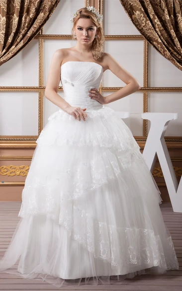 Sleeveless Tulle Appliques and Ball-Gown With Peplum