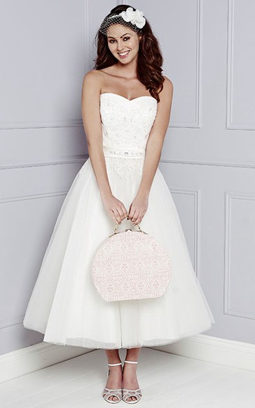 A-Line Tea-Length Sleeveless Strapless Appliqued Tulle Wedding Dress With Waist Jewellery