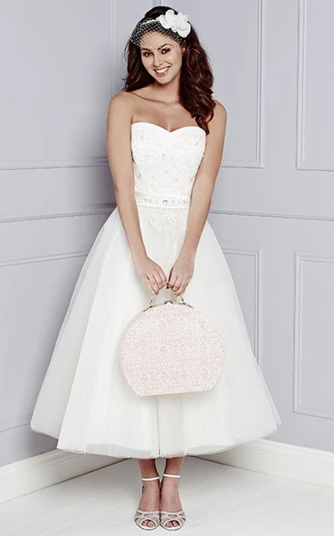 A-Line Tea-Length Sleeveless Strapless Appliqued Tulle Wedding Dress With Waist Jewellery