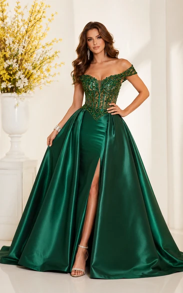 Robe de bal vert foncé en satin à épaules dénudées, corsage corset en dentelle et fente sur le devant