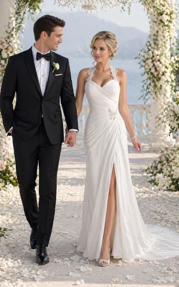 Vestido de novia de playa de gasa fruncida con escote halter y abertura lateral.