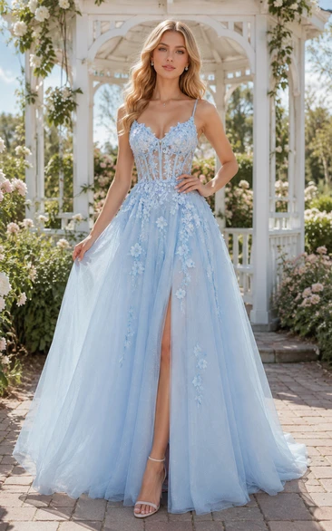 Robe de bal bleu ciel à fines bretelles en tulle, coupe trapèze, ornée d'appliqués floraux, idéale pour les soirées de bal et les réceptions formelles.