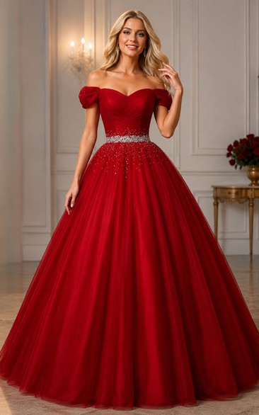 Robe de bal longue sans manches à épaules dénudées, plissée cloche, ornée de perles et d'un corset au dos, en tulle et dentelle.
