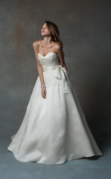 Exquistie Sweetheart Ball Gown With Bow Sash