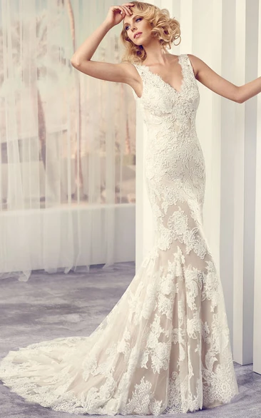 Maxi V-Neck Appliqued Lace Vintage Wedding Dress With Court Train And V Back
