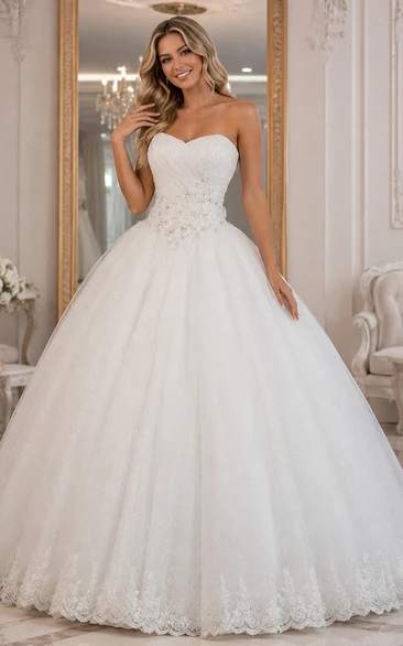 Vestido largo de gala con corte en A, escote palabra de honor, escote corazón, sin mangas, con pedrería, corsé, tul, encaje y satén.