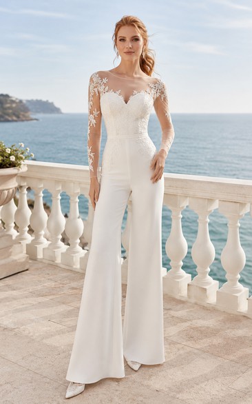 Mono de novia blanco de manga larga con encaje floral.