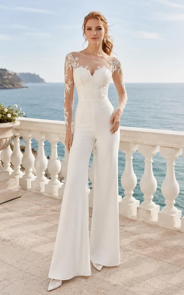 Mono de novia blanco de manga larga con encaje floral.