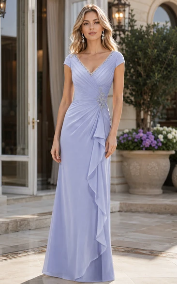Vestido de gasa color lavanda con escote en V y drapeado lateral para la madre de la novia.
